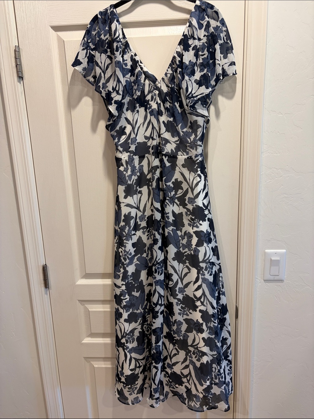 NWT Ann Taylor Navy and White Floral V-Neck Maxi Dress